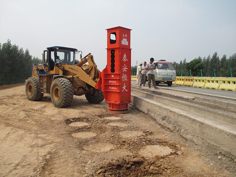 新老路基液壓夯某公路擴寬施工（高速液壓夯實機新舊路基結合部處理）